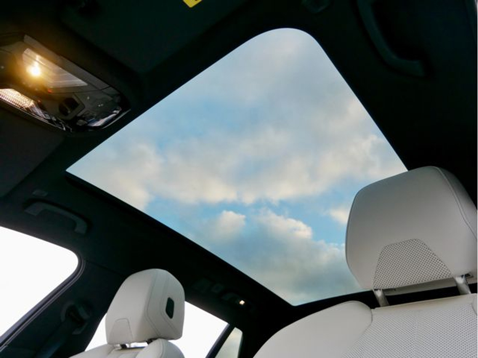 2025 BMW 5 Series - image 29