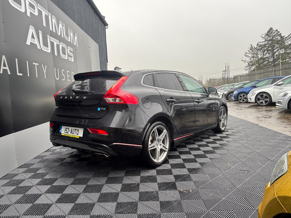 2015 Volvo V40 - image 2