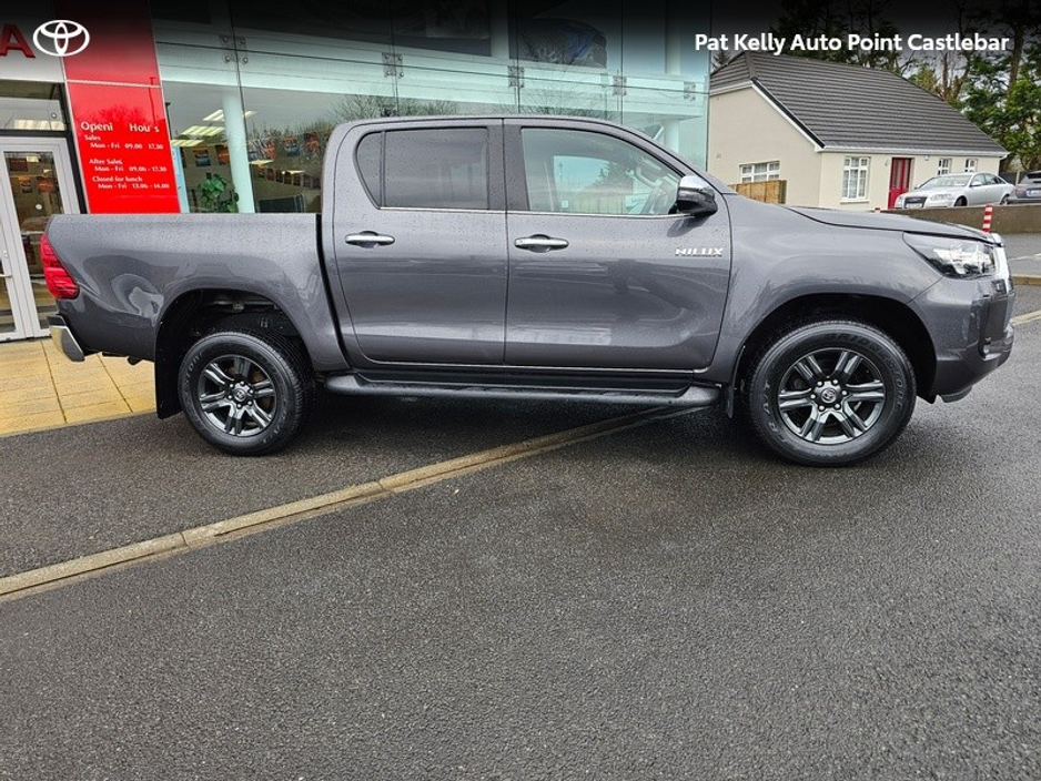 2024 Toyota Hilux - image 3