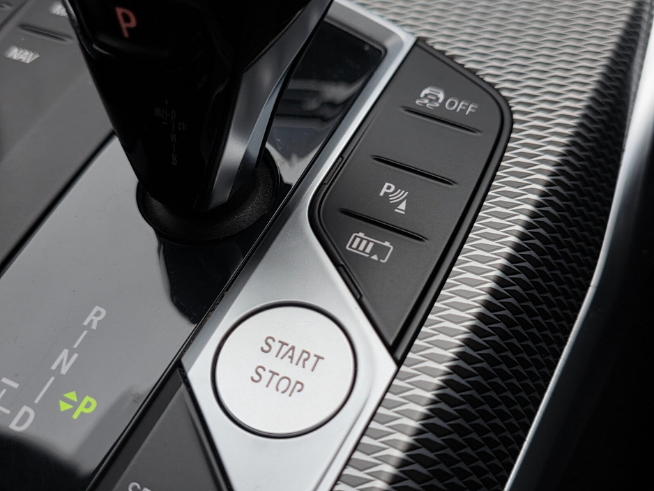 2021 BMW 3 Series - image 27