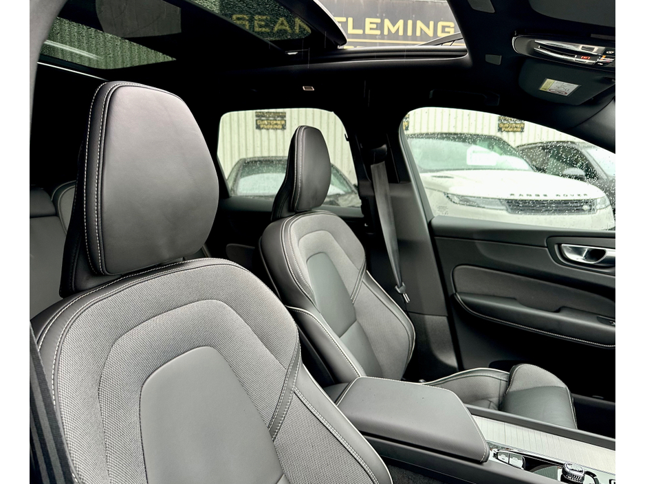 2025 Volvo XC60 T6 AWD PANORAMIC SUNROOF