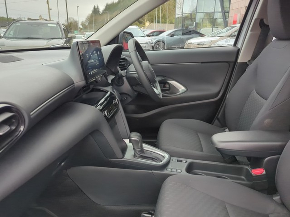 2025 Toyota Yaris Cross - image 6