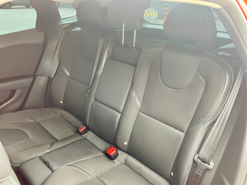 2017 Volvo V40 - image 20