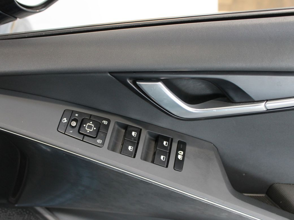 2023 Kia Niro - image 28