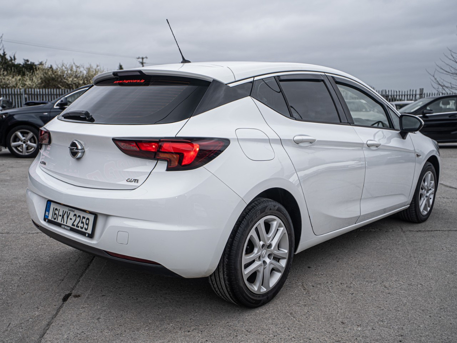 2016 Opel Astra - image 14