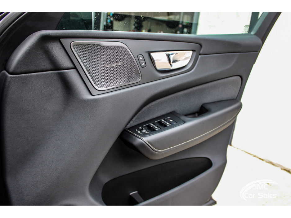 2022 Volvo XC60 - image 14