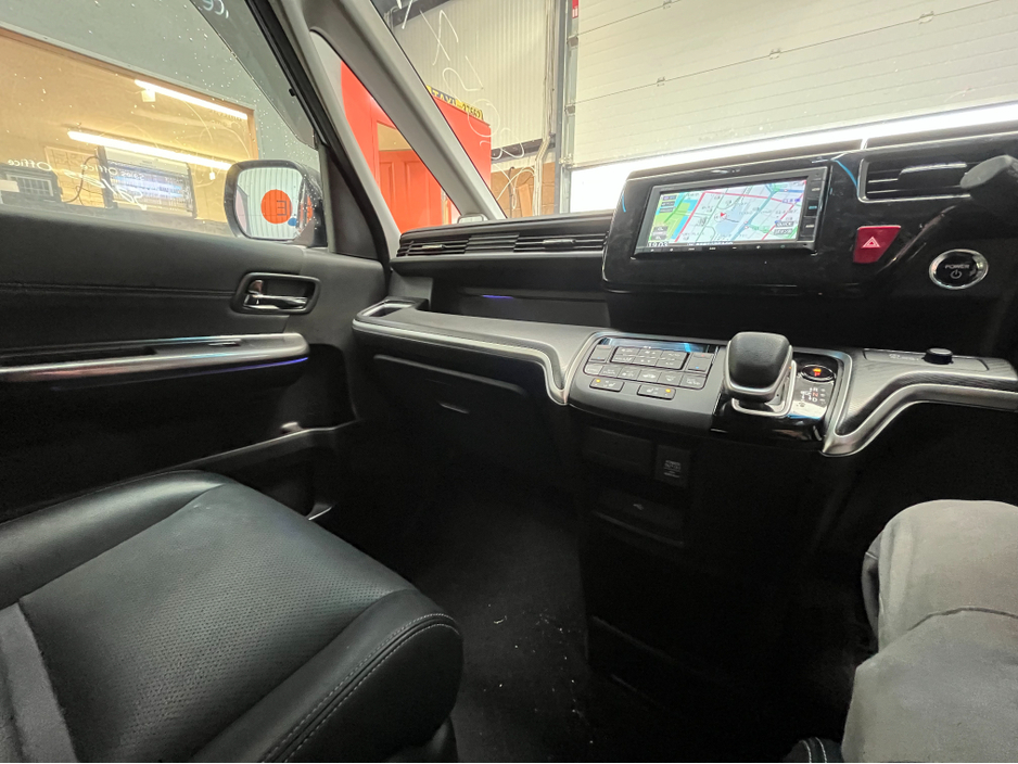 2022 Honda Stepwagon - image 15