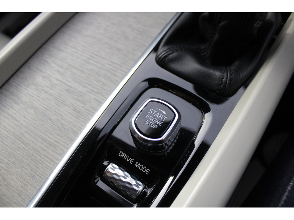 2020 Volvo XC60 - image 17