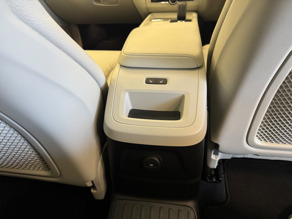 2022 Volvo XC60 - image 16