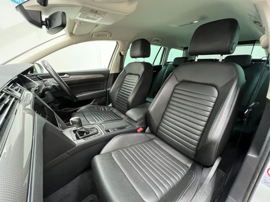 2018 Volkswagen Passat - image 16