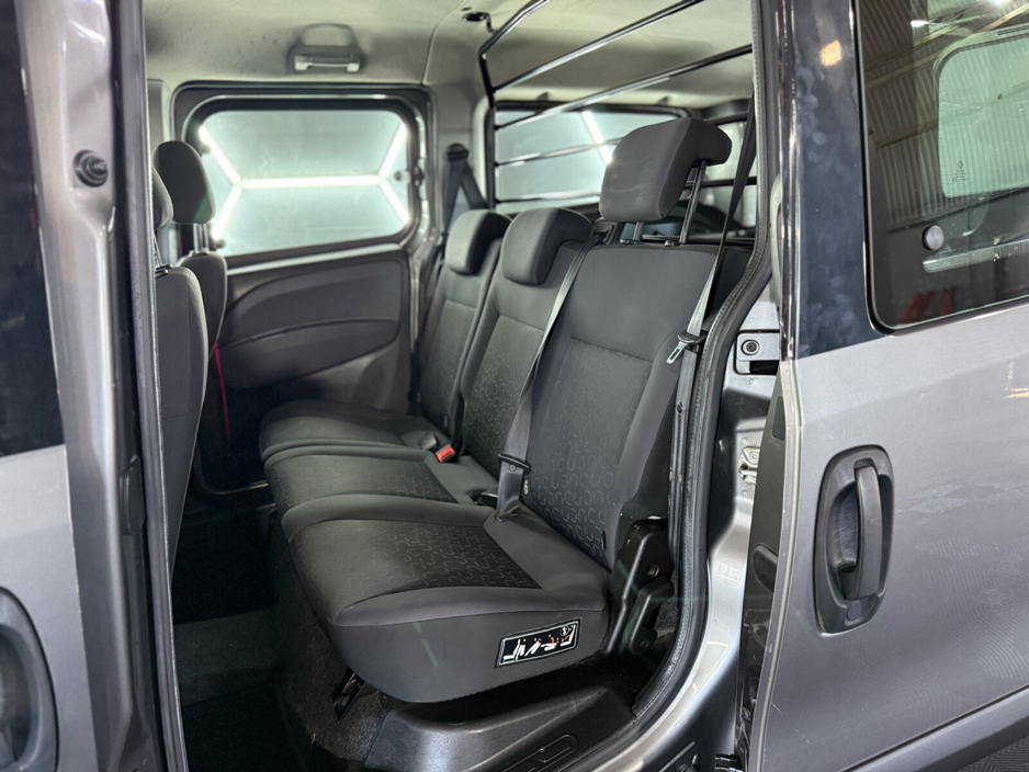 2017 Fiat Doblo - image 17