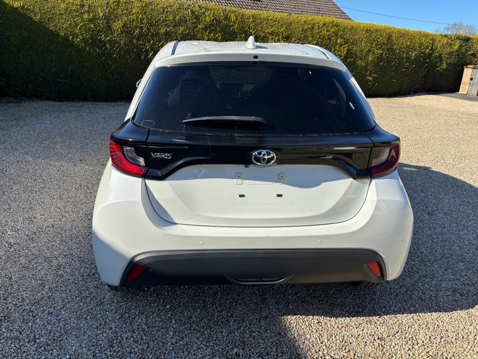 2022 Toyota Yaris - image 4