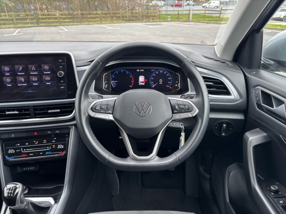 2024 Volkswagen T-Roc - image 8