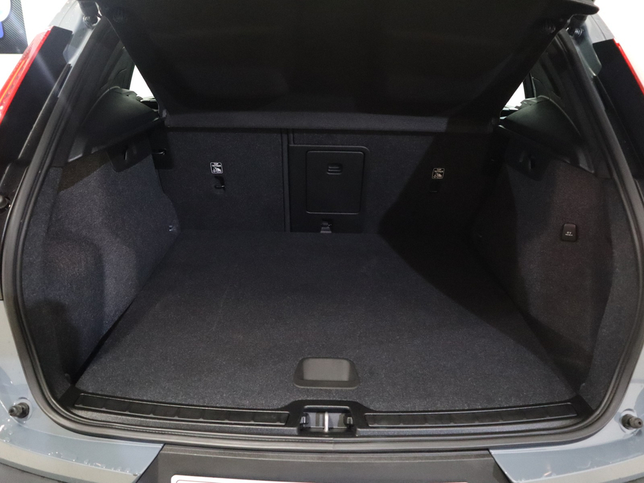 2023 Volvo XC40 - image 30
