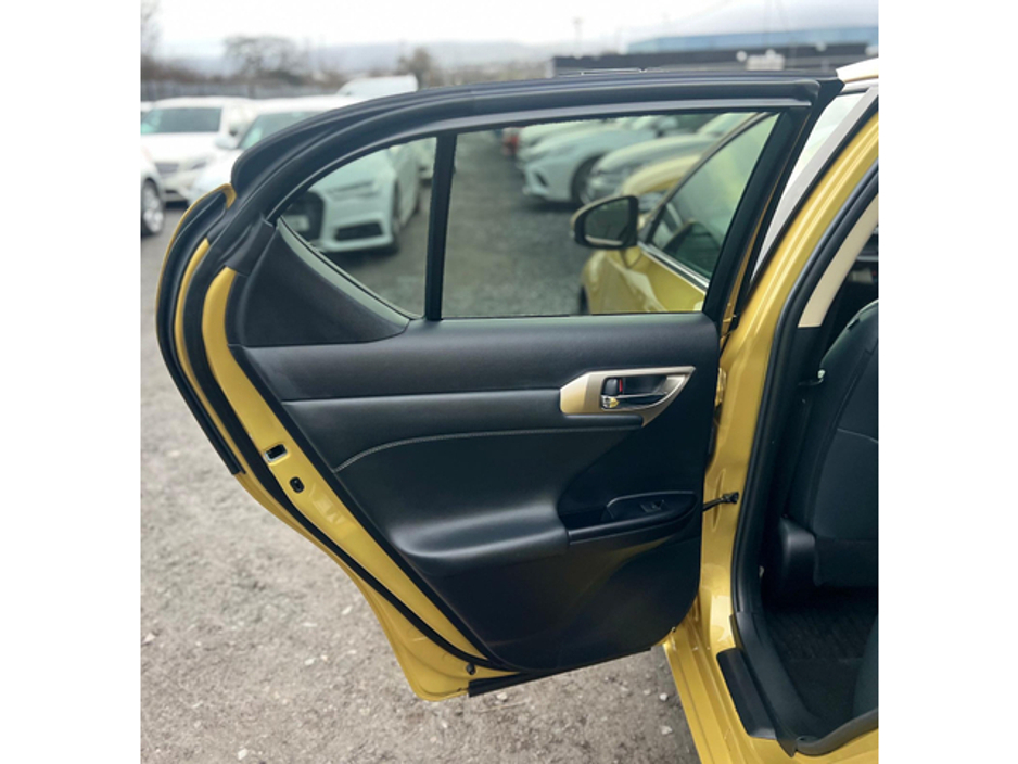 2015 Lexus CT 200 h - image 6