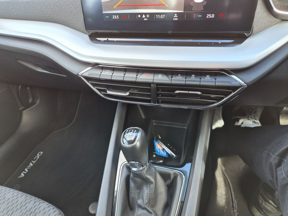 2021 Skoda Octavia - image 13