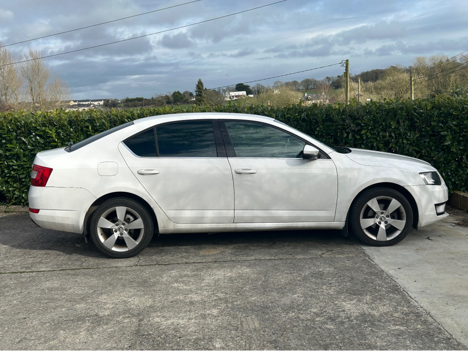 2016 Skoda Octavia - image 2
