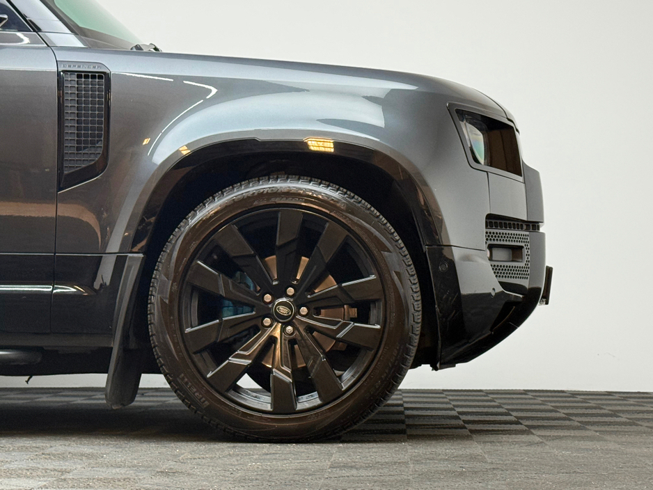 2022 Land Rover Defender - image 9