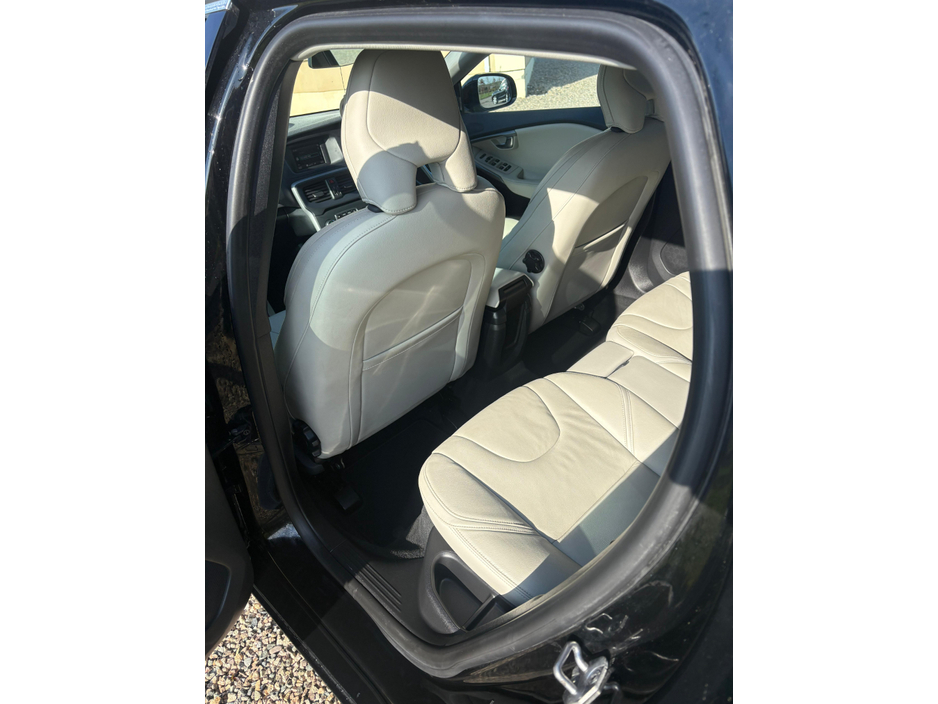 2015 Volvo V40 - image 8