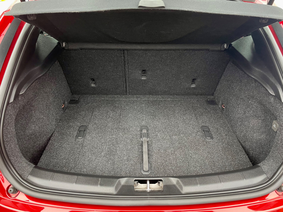 2016 Volvo V40 - image 25