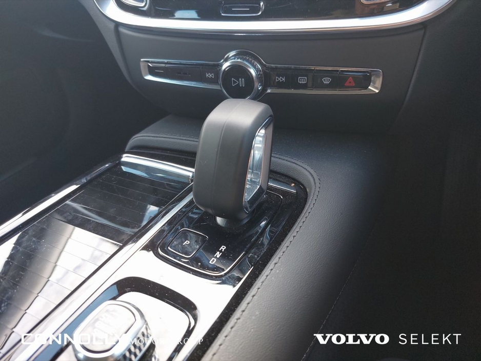 2025 Volvo V60 - image 12