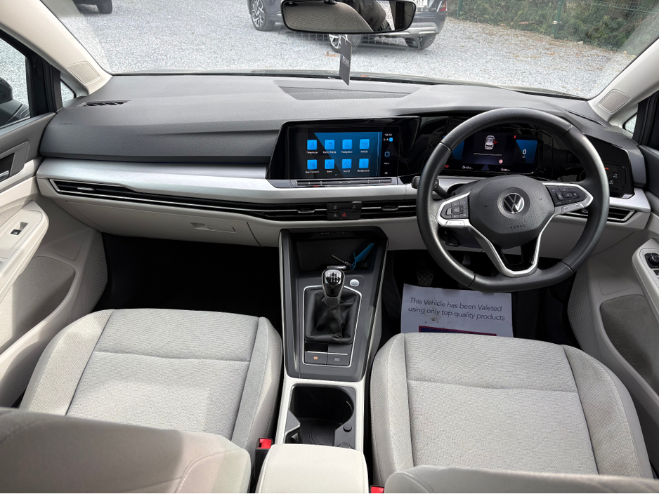 2022 Volkswagen Golf - image 10