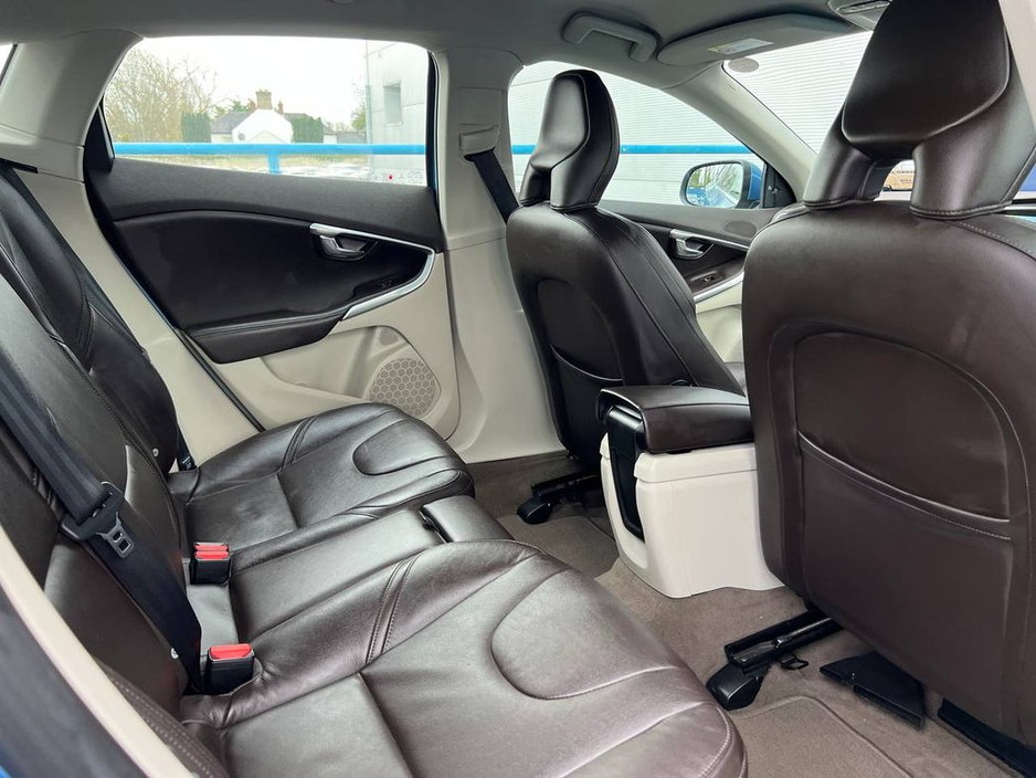 2016 Volvo V40 - image 8