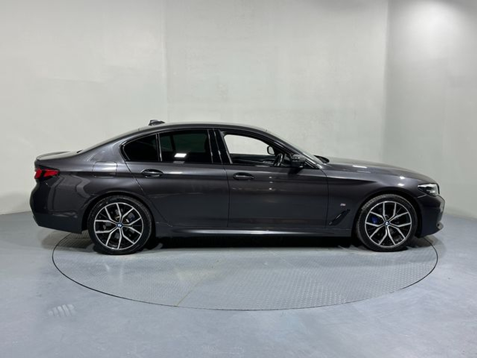 2020 BMW 5 Series - image 7