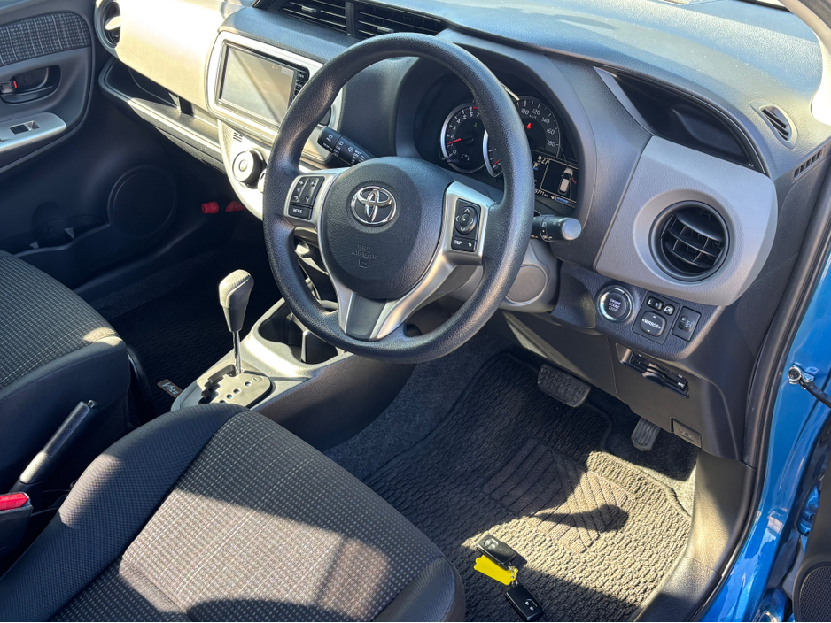 2014 Toyota Vitz - image 5