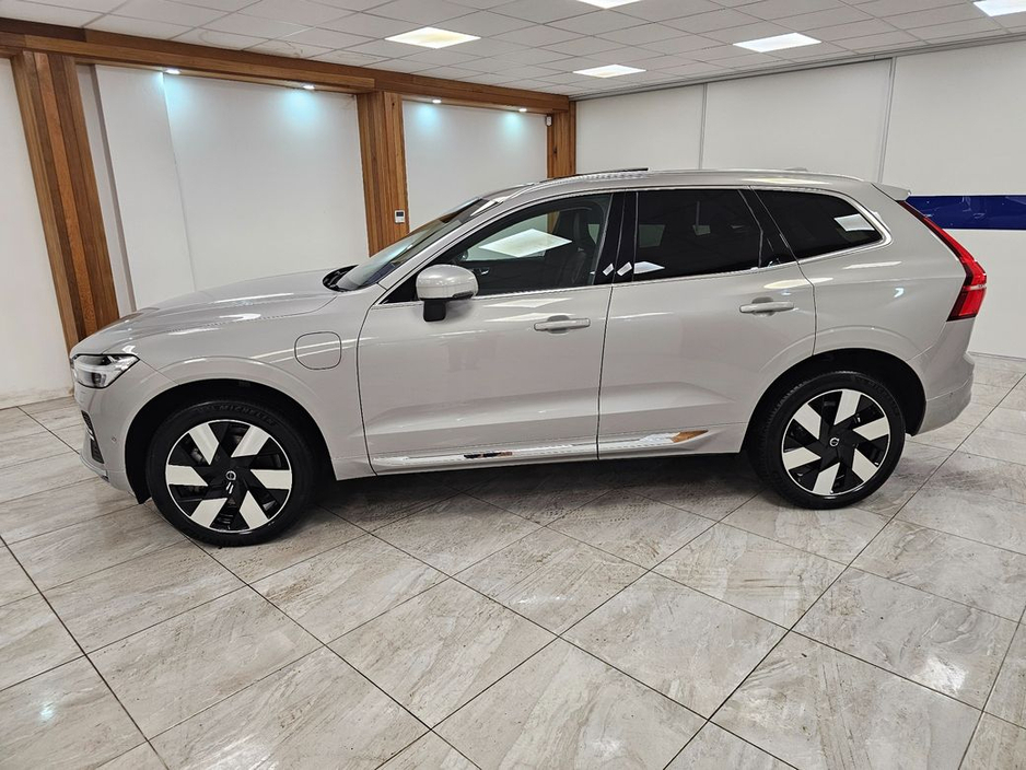 2025 Volvo XC60 - image 4