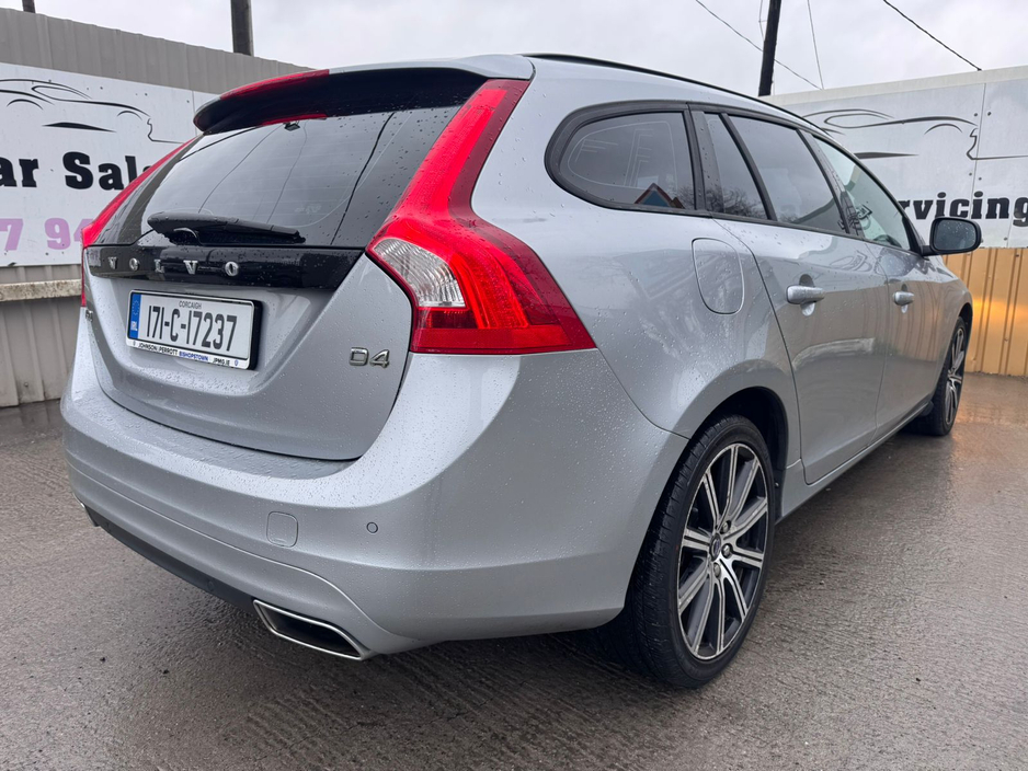 2017 Volvo V60 - image 9