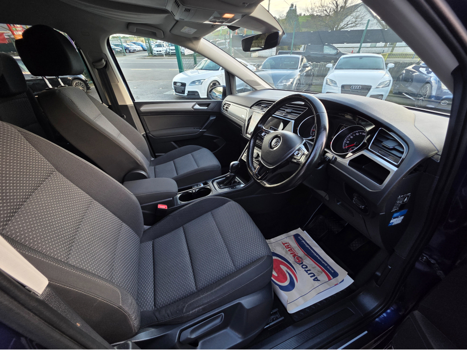 2018 Volkswagen Touran - image 2