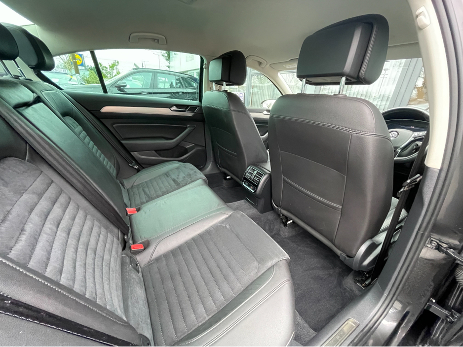 2018 Volkswagen Passat - image 8