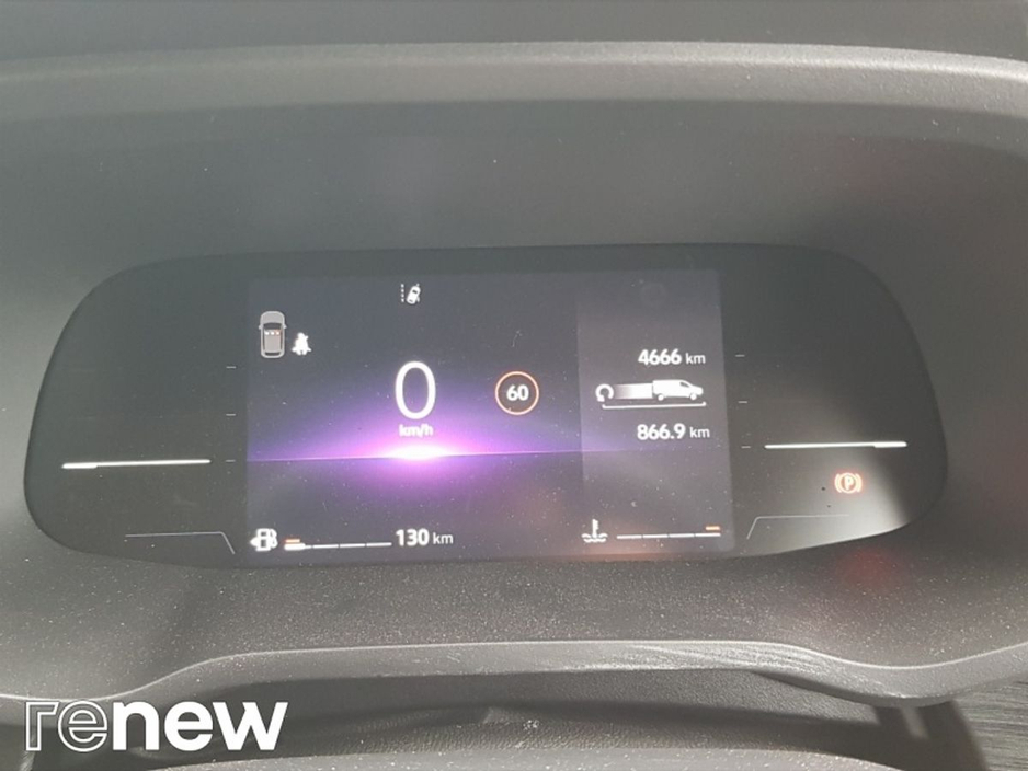 2025 Renault Trafic - image 13