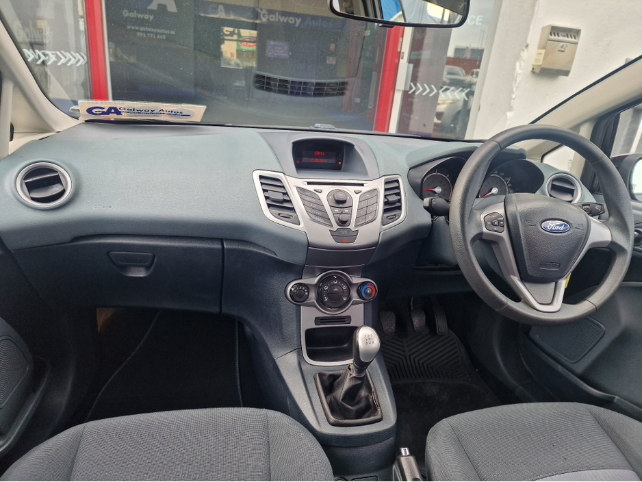 2011 Ford Fiesta - image 25