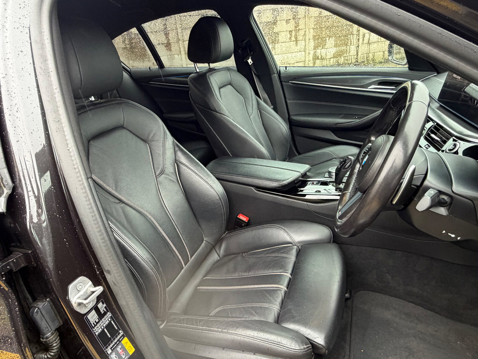 2021 BMW 5 Series - image 4