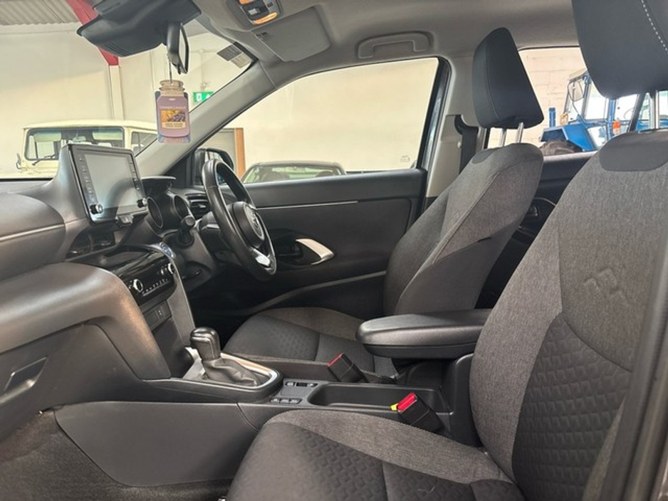 2024 Toyota Yaris Cross - image 6