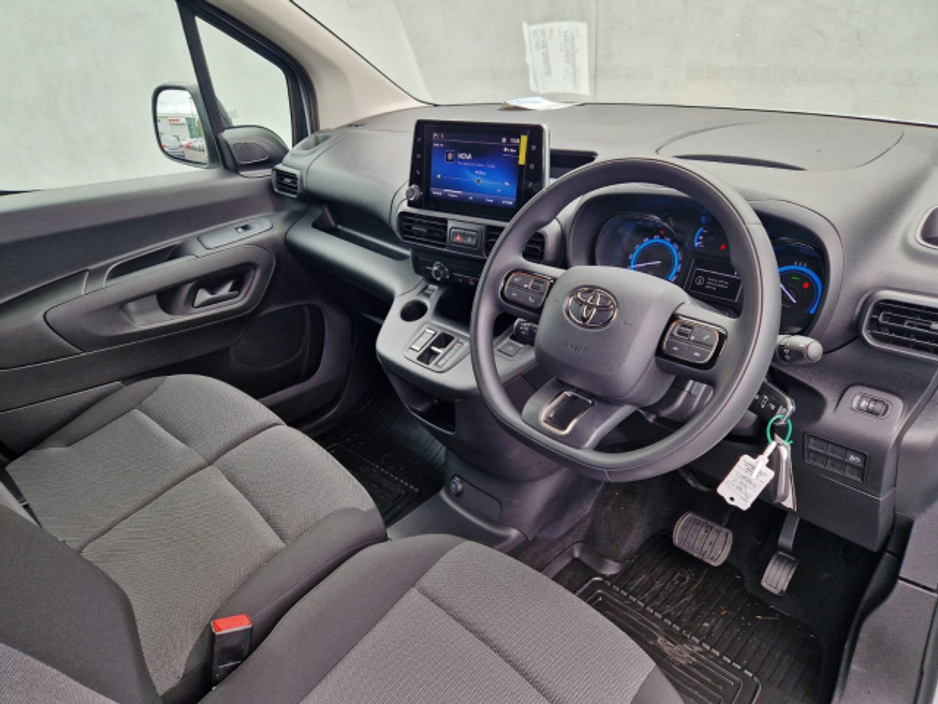 2025 Toyota Proace City - image 8