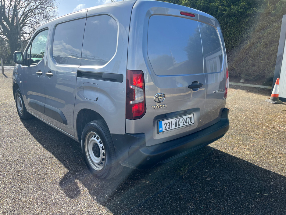 2023 Toyota Proace - image 3