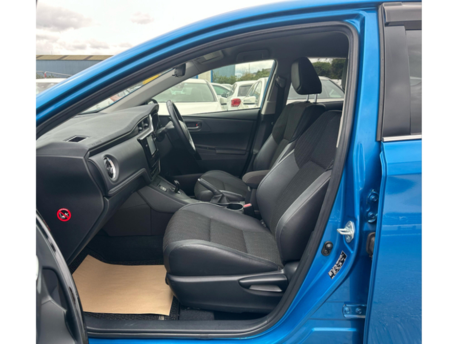 2016 Toyota Auris - image 16