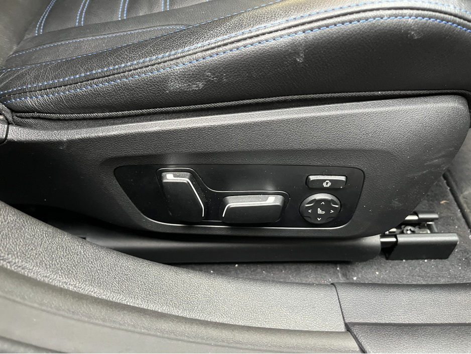 2025 BMW i4 €58950 2025 BMW I4 M50 ONLY 9K KMS / CRUISE CONTROL / 360° PARKING CAMERA / ELECTRIC MEMORY & HEATED SEATS / HEATED STEERING WHEEL / APPLE CARPLAY / AMBIENT LIGHTS €58,950