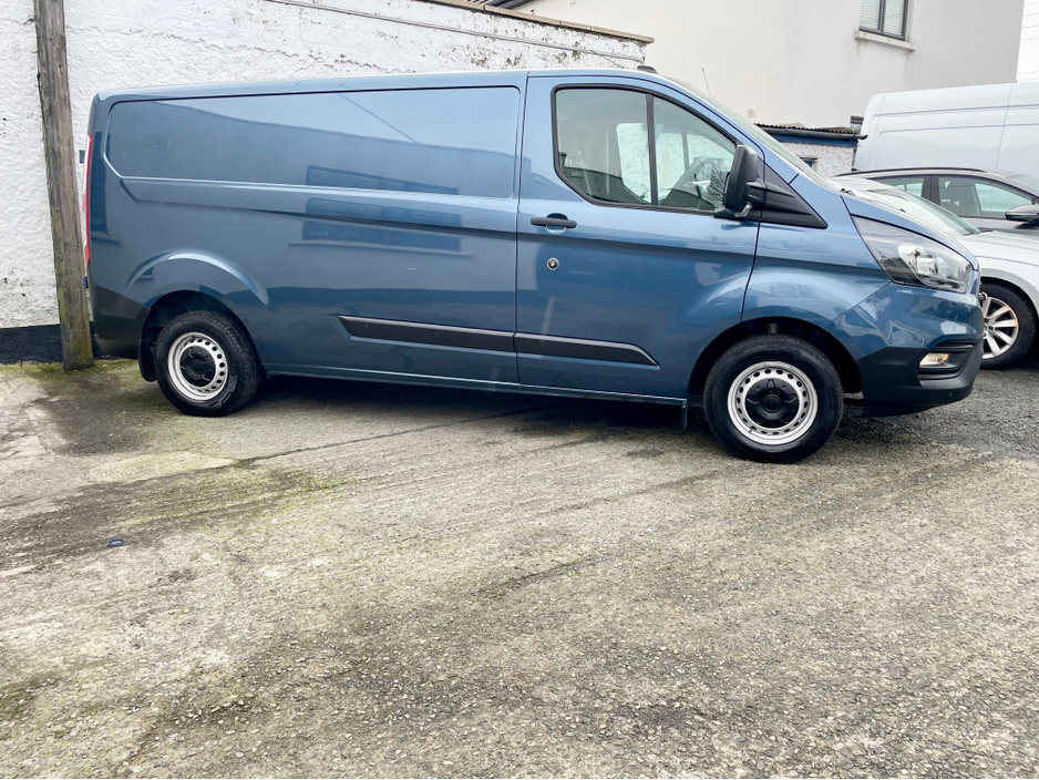 2023 Ford Transit Custom - image 4
