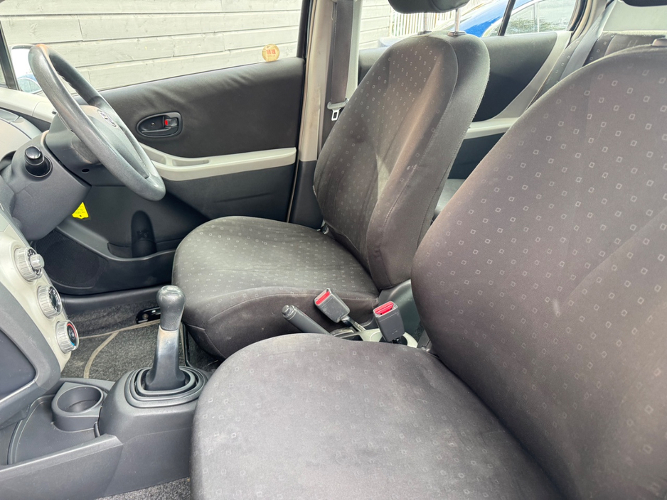 2006 Toyota Yaris - image 13