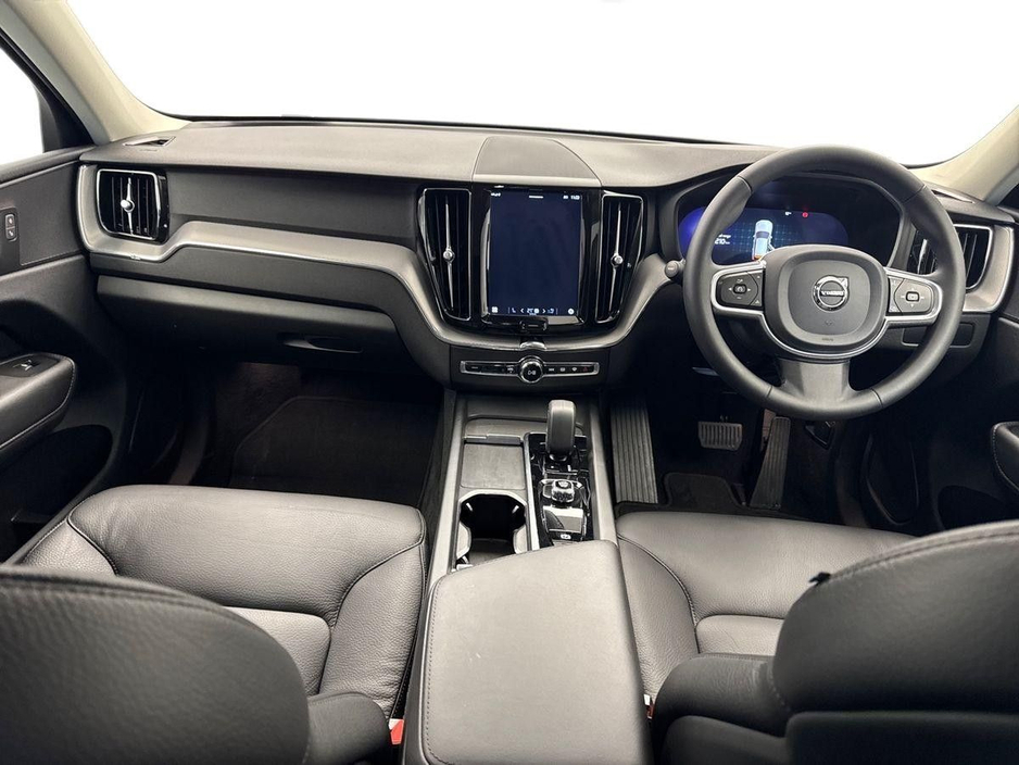 2022 Volvo XC60 - image 8