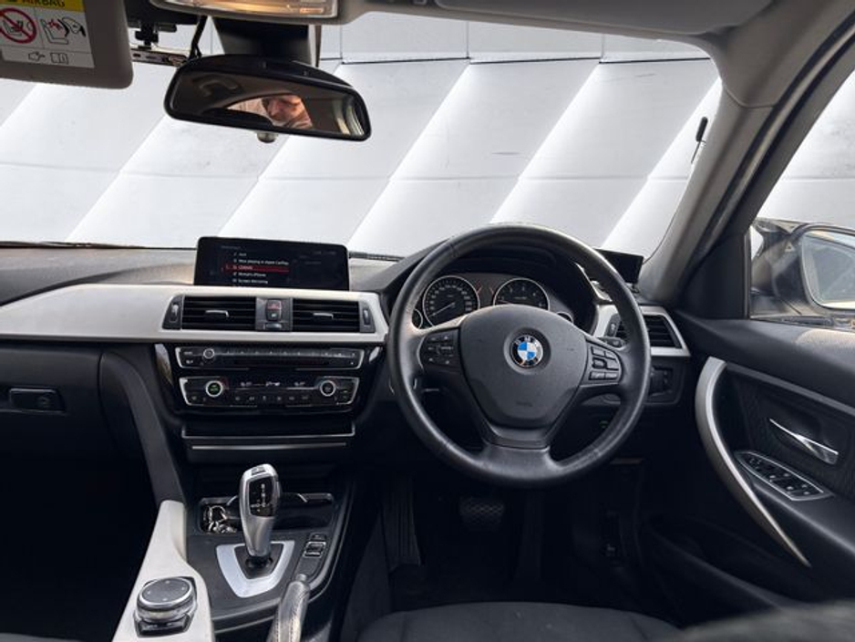 2016 BMW 3 Series - image 9