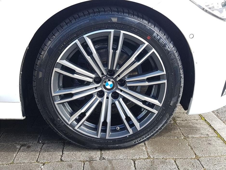 2022 BMW 3 Series - image 12