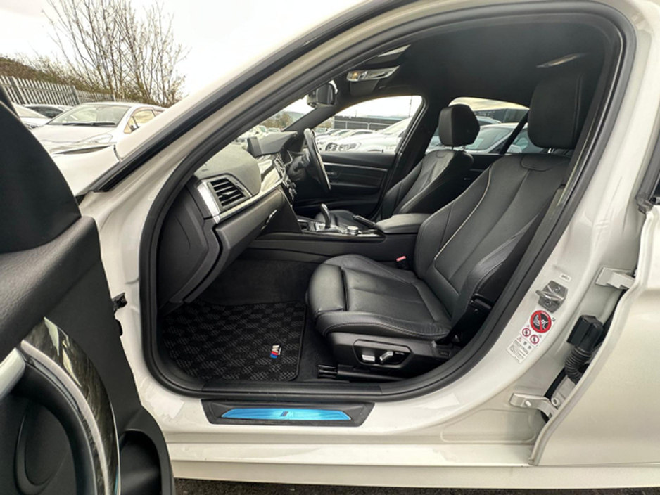 2016 BMW 3 Series - image 12