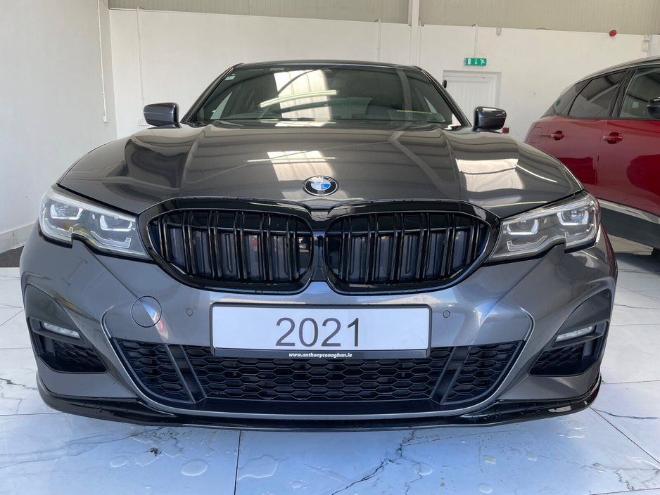 2021 BMW 3 Series - image 4