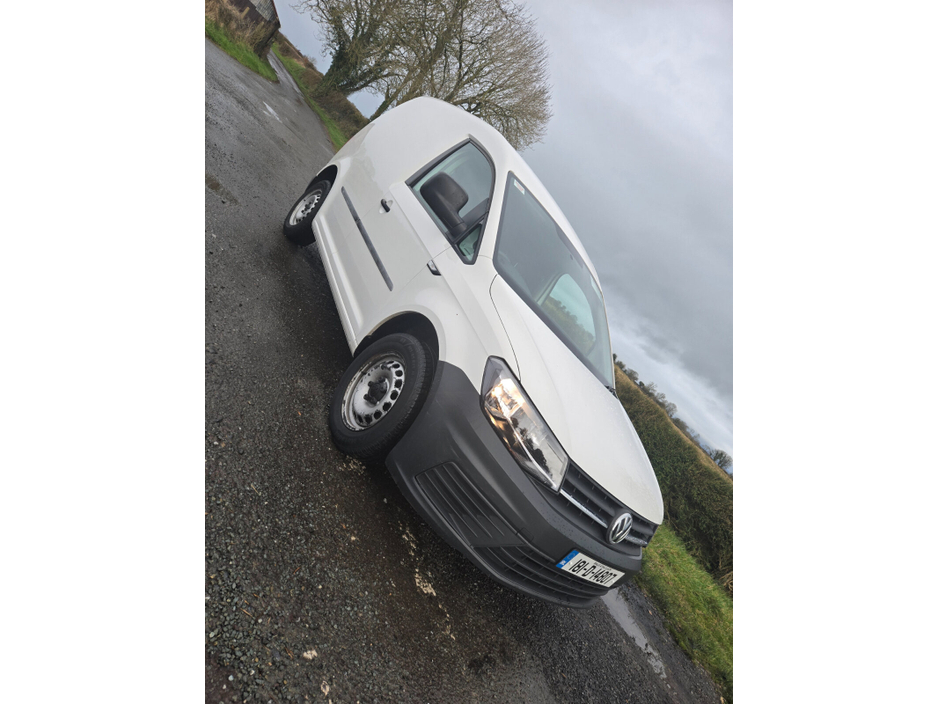 2018 Volkswagen Caddy - image 3