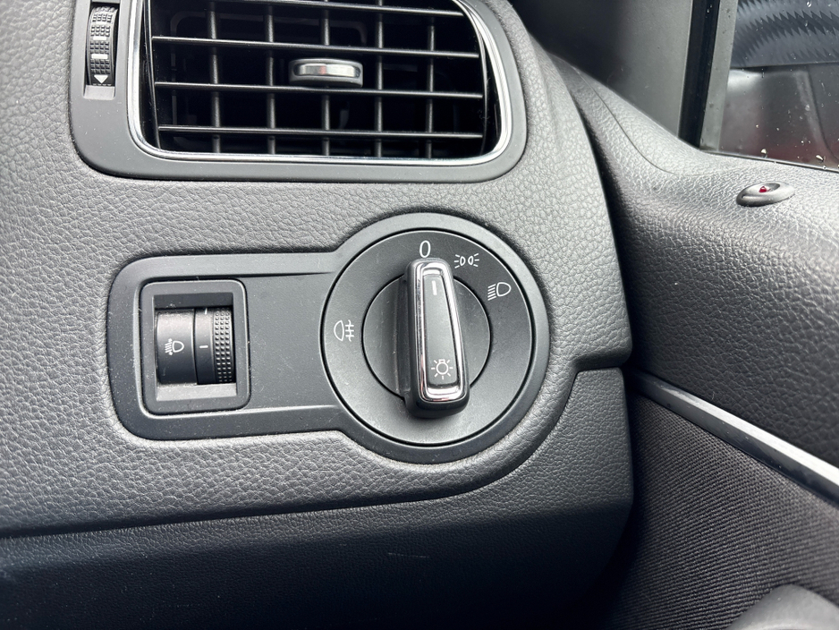 2014 Volkswagen Polo - image 14